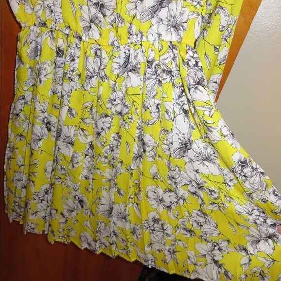 Yellow Dress Long Sleeve Pleated Shift Mini White Floral Print Small Forever 21 - Picture 3 of 7